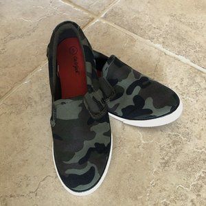 Boys Cat & Jack Slip on Camo Shoes Size 5 Big Boy